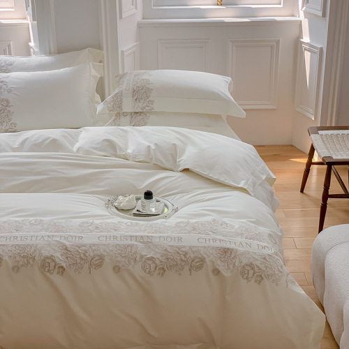 Light Luxury Style 100-count Long Staple Cotton Four-Piece Set with Delicate Girl Heart Embroidered Duvet Cover, Soft All-Cotton Bedding Set 1.8m
