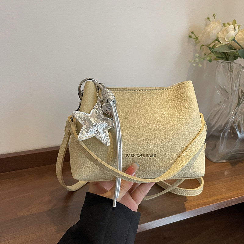 Bolsos populares de este año 2025 verano nuevo bolso femenino simple patrón de lichi bolso de hombro con letras de moda bolso de mensajero