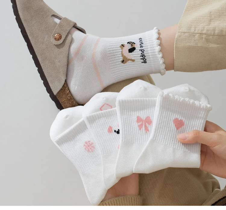 Xinjiang-Baumwoll-Weiße Socken Damen Frühling Herbst Mittellange Socken reine Baumwolle antibakteriell geruchshemmend Cartoon Freizeit-Socken Damen Baumwollsocken Großhandel