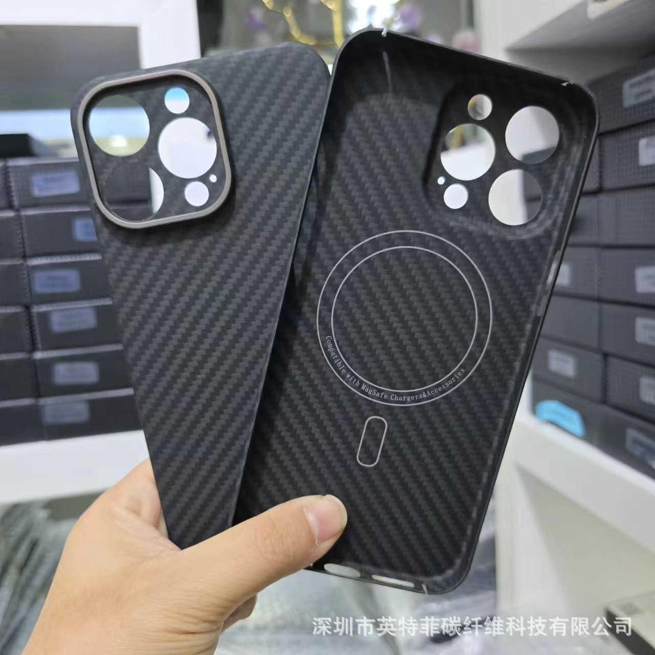 IPhone15pro max炭素繊維携帯ケースに適しています。