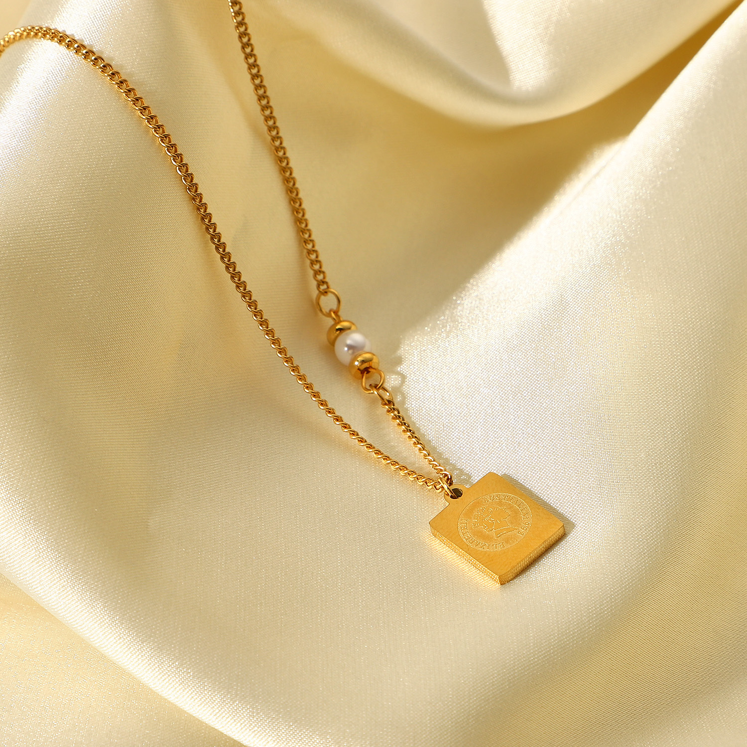 fashion Queen head square tag 18K gold stainless steel necklacepicture3