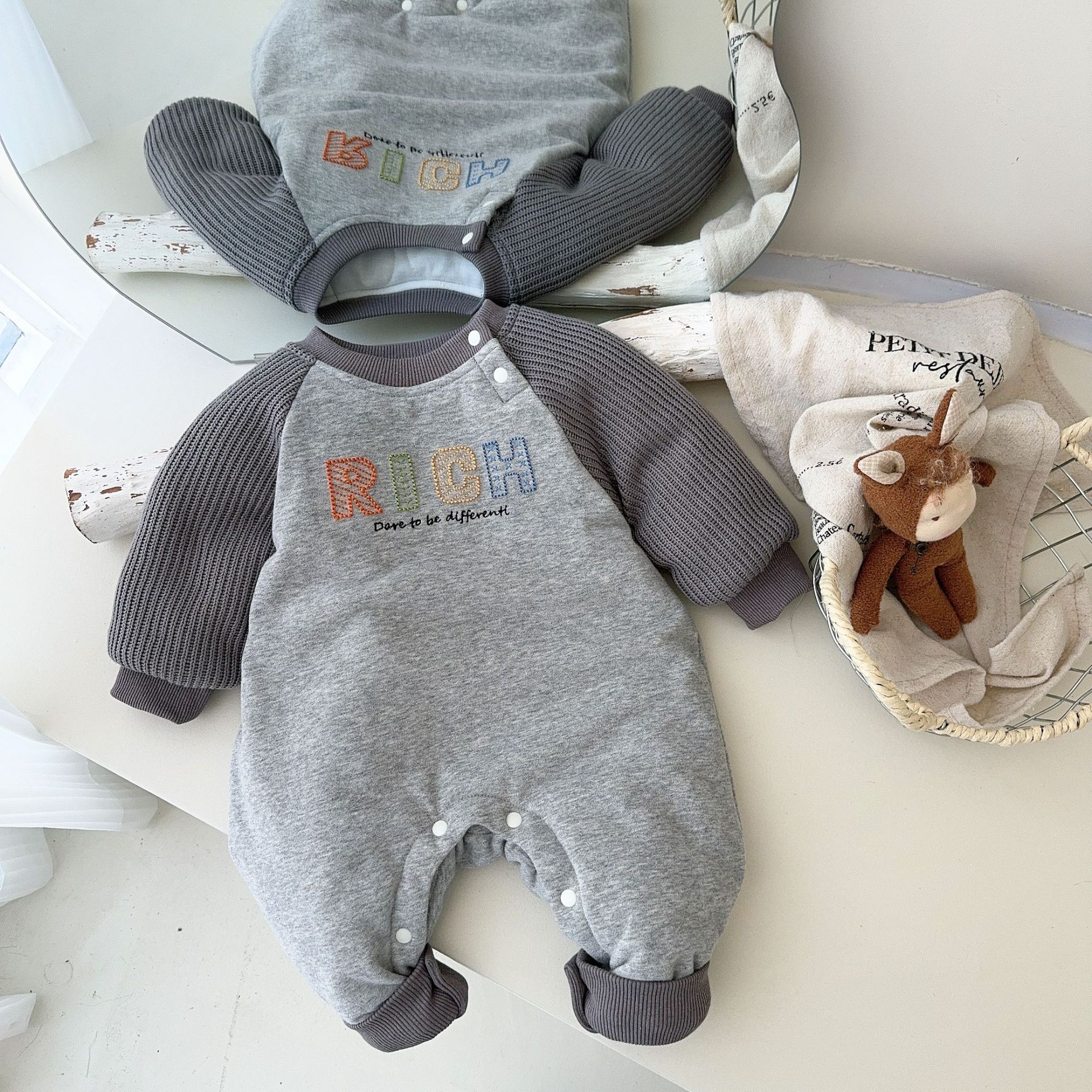 Versión coreana del bebé que sale en otoño e invierno mono recién nacido color de contraste más mameluco de terciopelo-0,2 años de edad bebé traje de escalada de finales de otoño