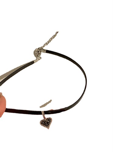 Retro Sweet Cool Spicy Girl Heart Cross Necklace for Women, Lightweight Luxury Niche Choker Design, High-End Clavicle Chain