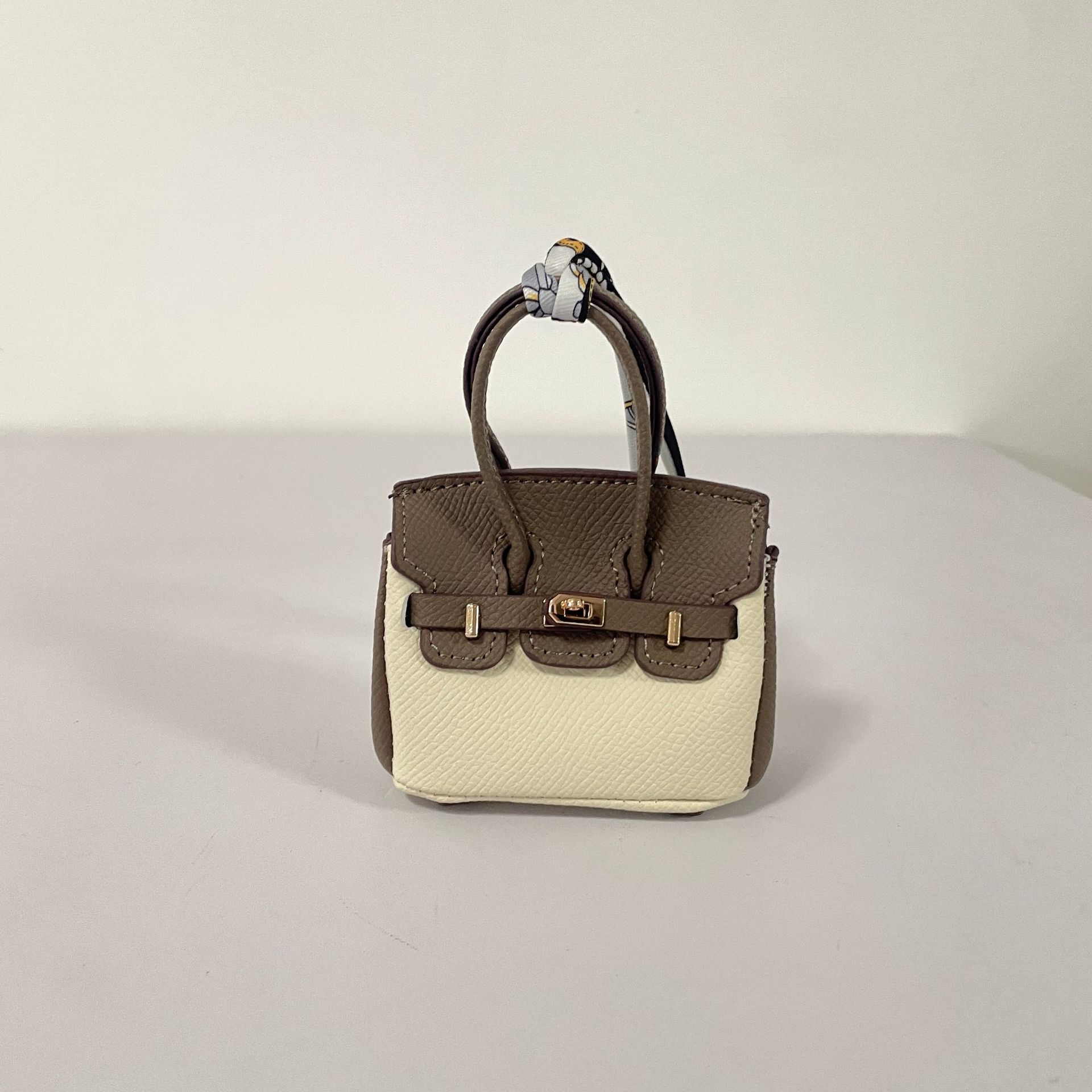 Mini colgante de bolsa de platino de color de contraste, colgante de bolsa de auriculares sobre rojo de alta gama, colgante de llavero de coche, colgante al por mayor