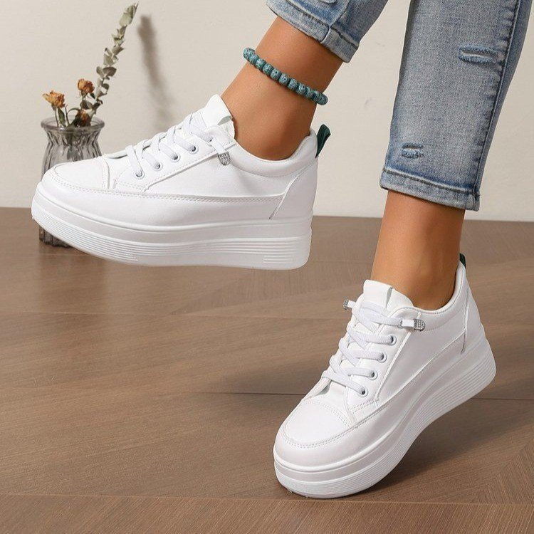 Pequeños zapatos blancos para mujeres 2025, nuevos estudiantes de color sólido, zapatos deportivos transpirables de verano, zapatos de skate blanco para mujeres otoño y invierno