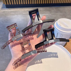 質感のアルファベットの笑顔の大きいクリップの髪の量が多いです。