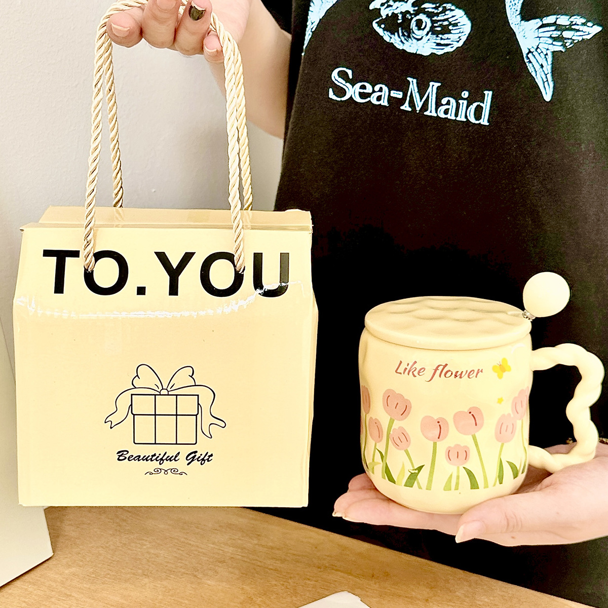 Pink tulip [cup+cover+milk yellow spoon] hand -lifting gift box