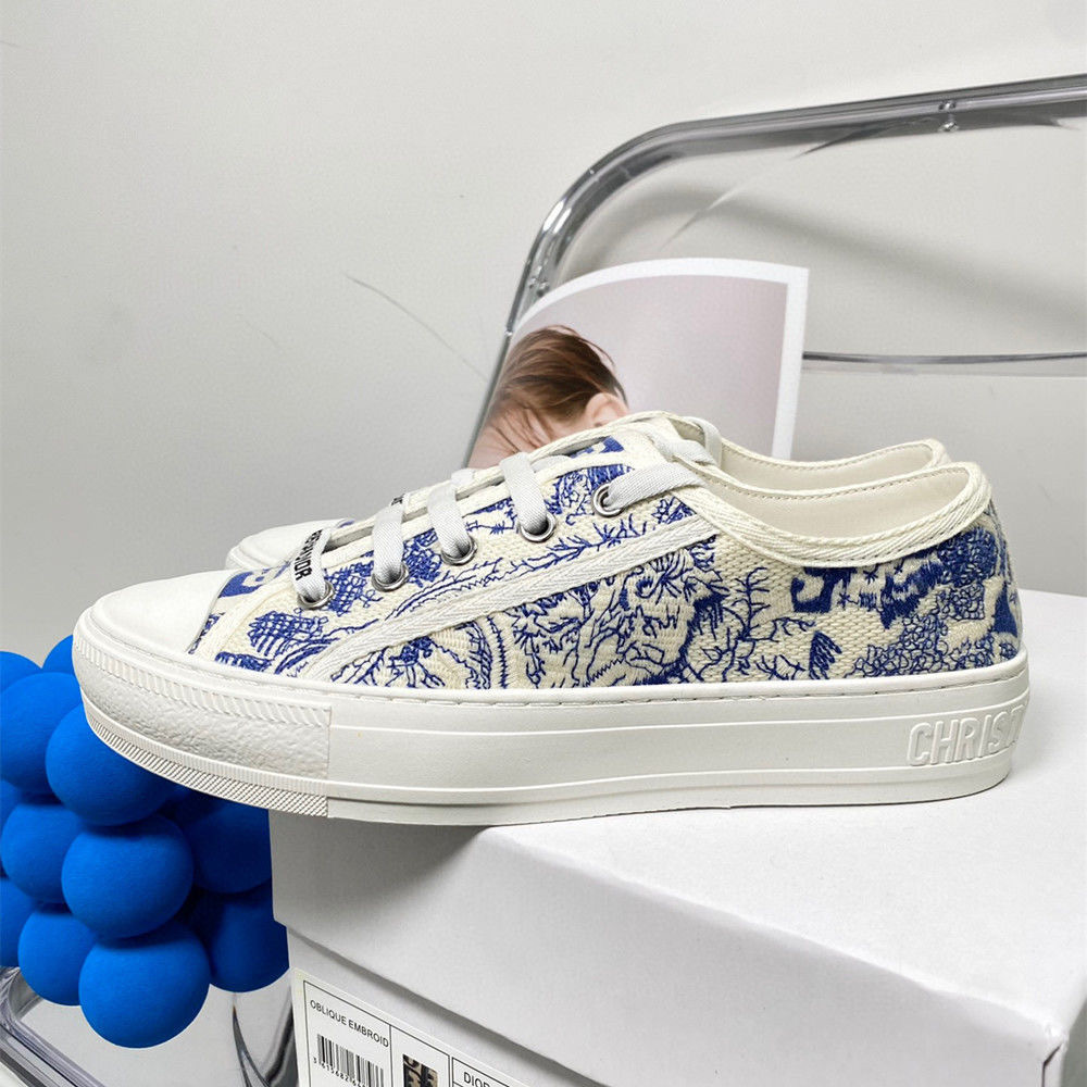 Hong Kong retro primavera y verano nuevo D casa gruesa zapatos de lona bordados 2025 letras correa de zapatos de plantilla universal para mujeres