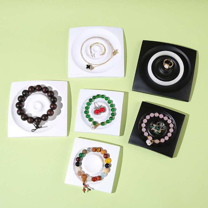Jewelry Display Stand Black and White Resin Bracelet Storage Tray Creative Loop-Shaped Bracelet Display Photography Props