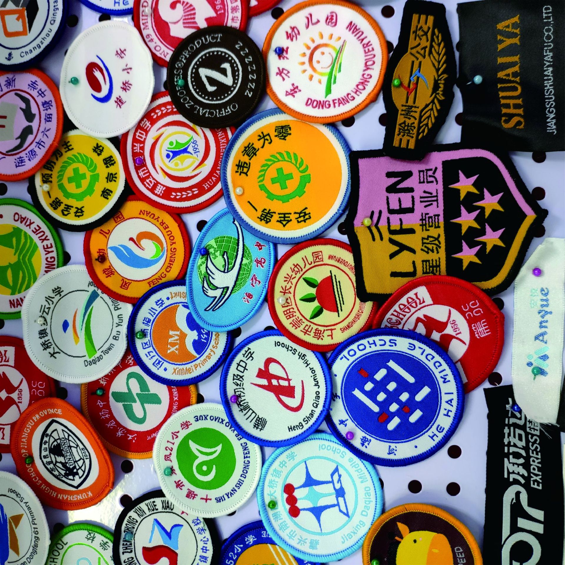 凯俊辅料供应织标织唛锁边商标 领标 包边标绣标格优惠设计图片