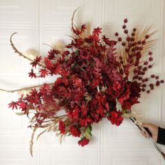 赤いシリーズのデスクトップの装飾の多頭のシミュレーションの生け花の置物の結婚式のホテルの花束の客間のdiyは造花を飾ります。