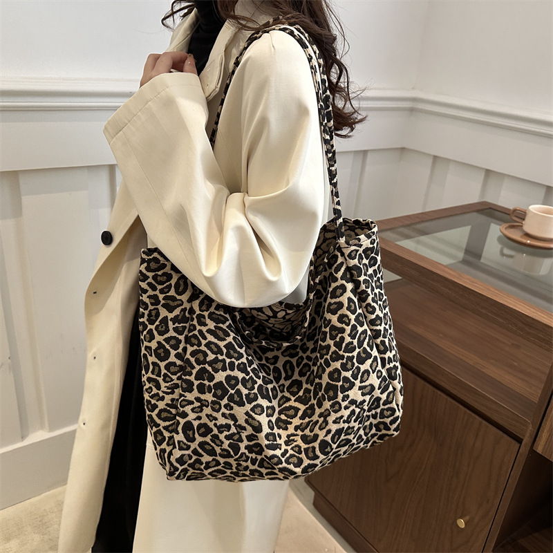 Otoño y invierno bolsas de terciopelo de seda de gran capacidad para mujeres 2024 nueva moda leopardo de hombro bolsas de viaje bolsas de brazo