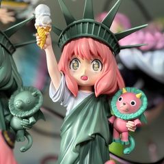 スパイのままごとのMimoの自由の女神はアニヤの手の模型のアニメのかわいい美少女の潮が飾っています。