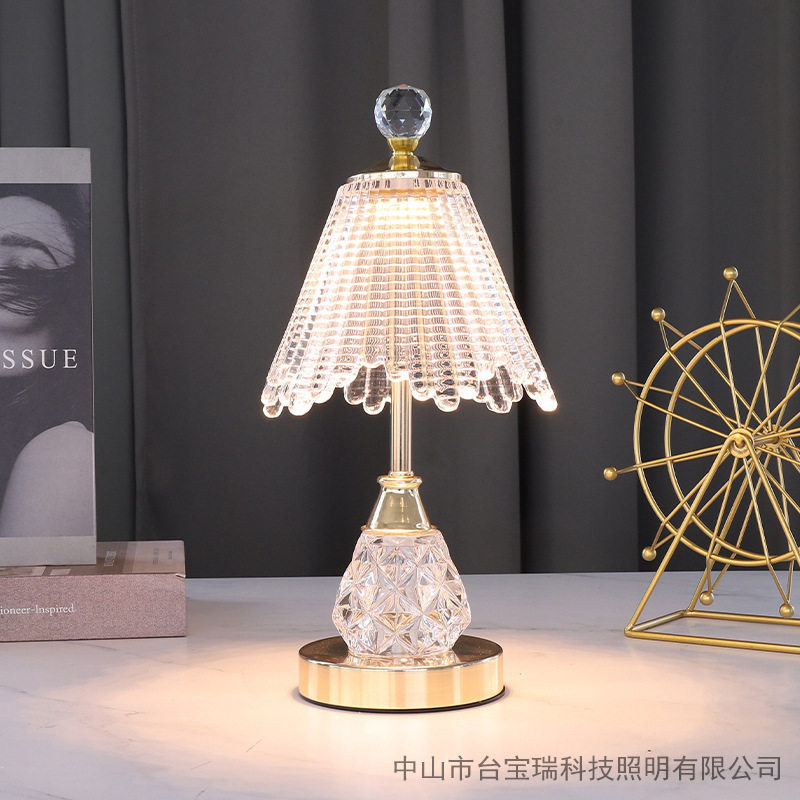 軽くて豪華な水晶の電気スタンドのベッドの上の寝室の明かりの高級感の暖かいロマンチックな充電の小さい夜の明かりのinsの風の夜の明かり|undefined