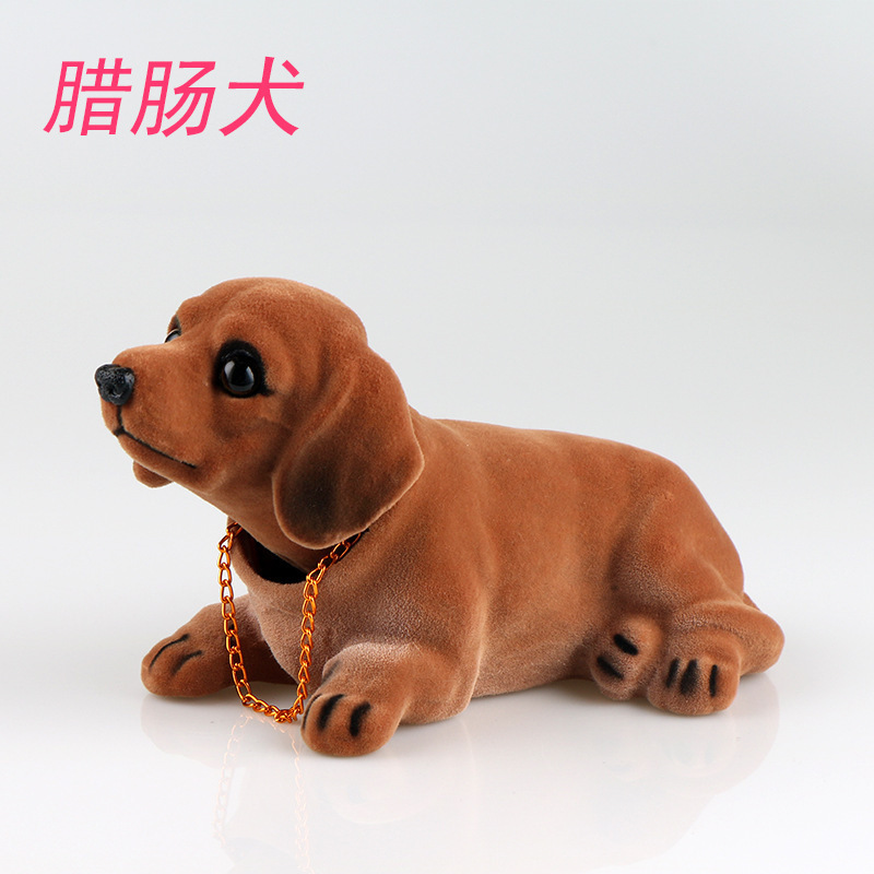 車の置物の首を横に振って犬の樹脂の金を萌えます。|undefined