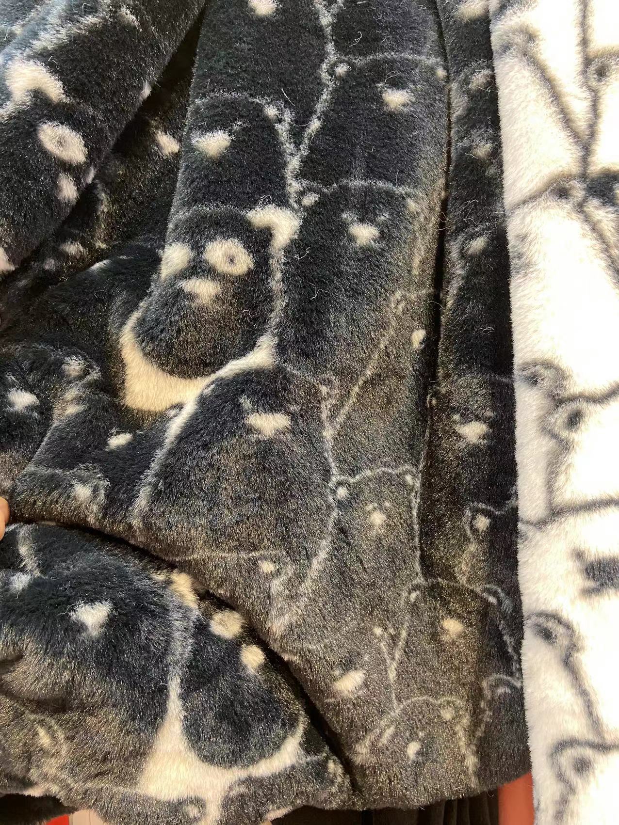Fabricante en stock imitación de piel conejo impresión oso polar panda franela felpa ropa bufanda alfombra tela del casquillo