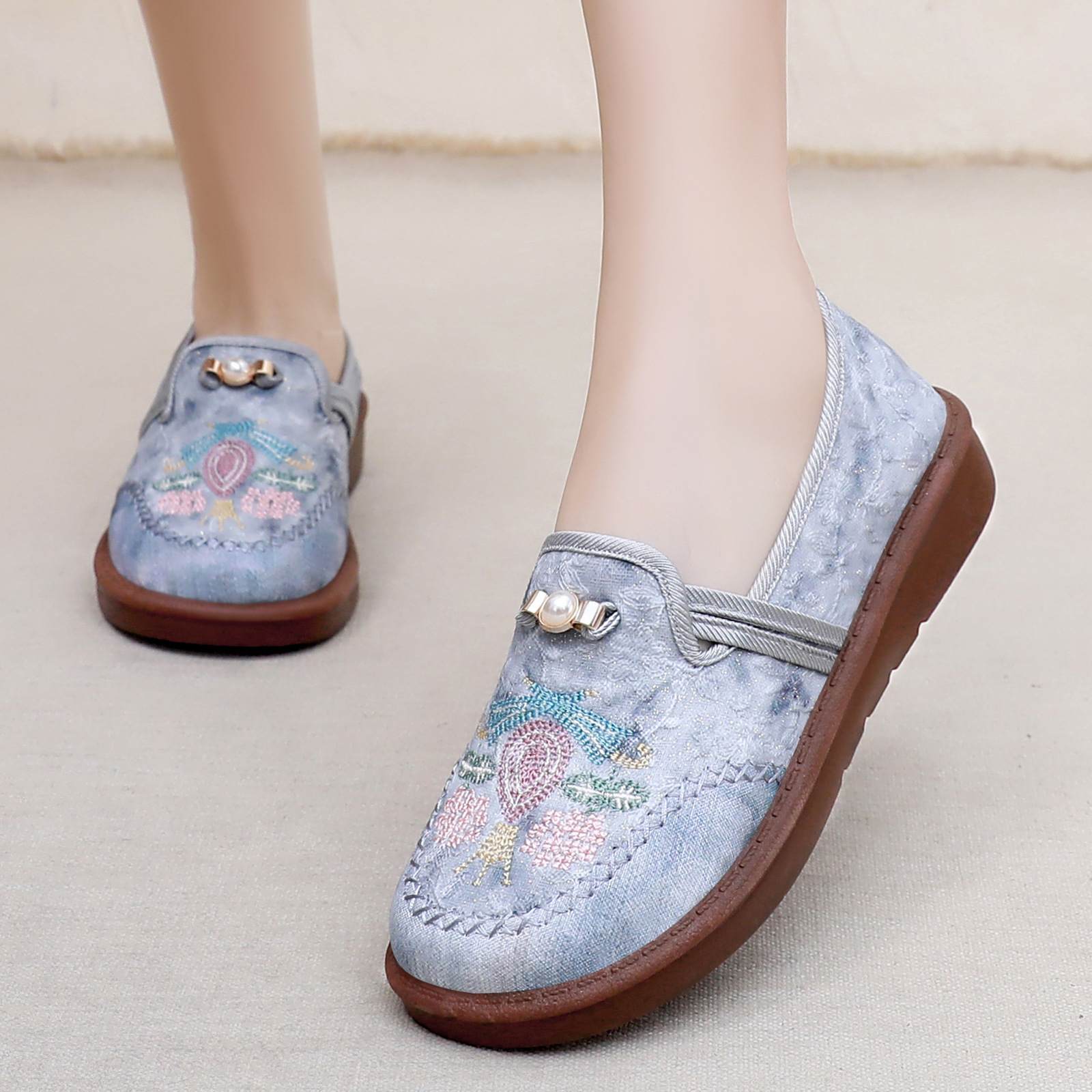Viejos zapatos de tela de Beijing, nuevos zapatos bordados de moda nacional, cómodos, zapatos de madre suaves, zapatos de mujer bordados de estilo nacional image 4