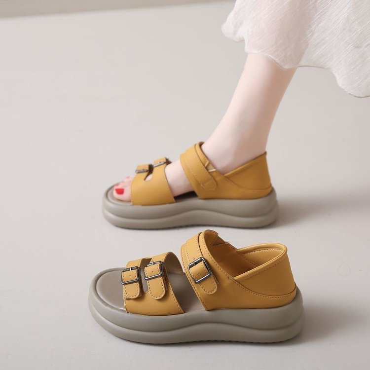 Sandalias romanas de suela gruesa para mujeres verano 2024 nueva moda dos bolsas de tacones zapatillas frías pisar mierda sensación de zapatos de playa suaves