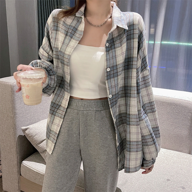 実際に日韓のレトロな格子のシャツの女性の外で長袖のシャツのコートの上着のゆったりしている設計感の長袖のコートをたたきます。