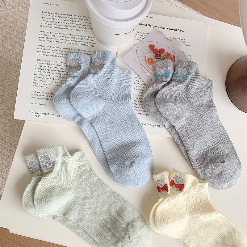 Calcetines de mujer de algodón primavera-verano con osito bordado, estilo kawaii, cómodos y transpirables.