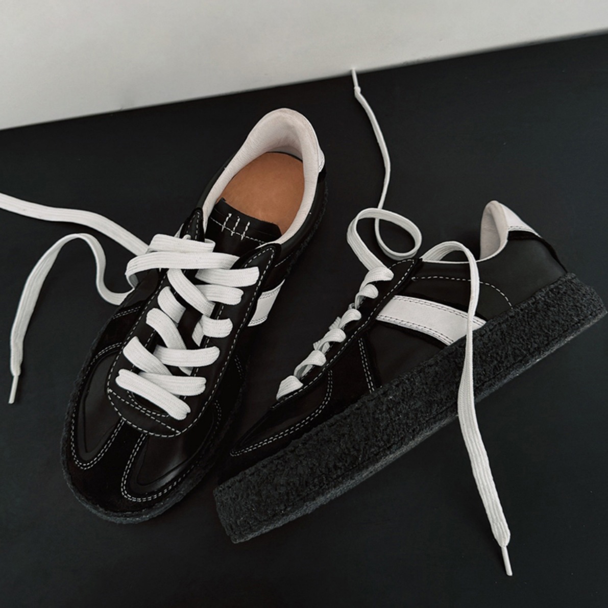 Nischen-Trainingsschuhe aus schwarzem Leder für Damen, Sport- und Freizeitschuhe mit runder Spitze und dicker Sohle,_voghion.com