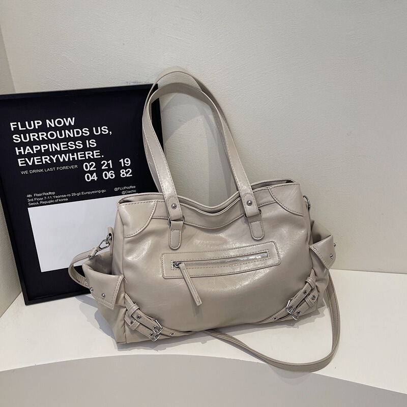Korean Niche Designer Deinet Rivet Motorcycle Bag, Trendy Single-Shoulder Crossbody Bag for Women, Large Capacity Tote for Commuting Korean Niche Designer Deinet Rivet Motorcycle Bag, Trendy Single-Shoulder Crossbody Bag for Women, Large Capacity Tote for Commuting