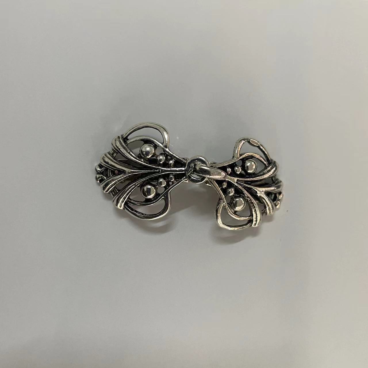 클립 온 버튼 스웨터 클립 BC1048 고대 실버 하트 모양의 잔디