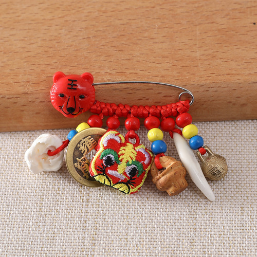 Baby suppresses shock to ensure safety, pig shock bones, dog teeth, peach basket safety pin, Dragon Boat Festival sachet, brooch, portable pendant