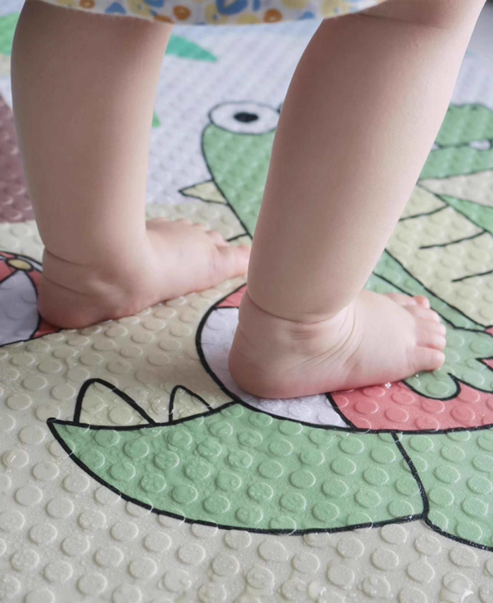 Crayon Shin-Chan Suction Cup Floor Mat for Shower Room, Anti-Slip and Anti-Fall Mat for Home Use, Dirt-Resistant and Water-Draining Mat for Bathroom
