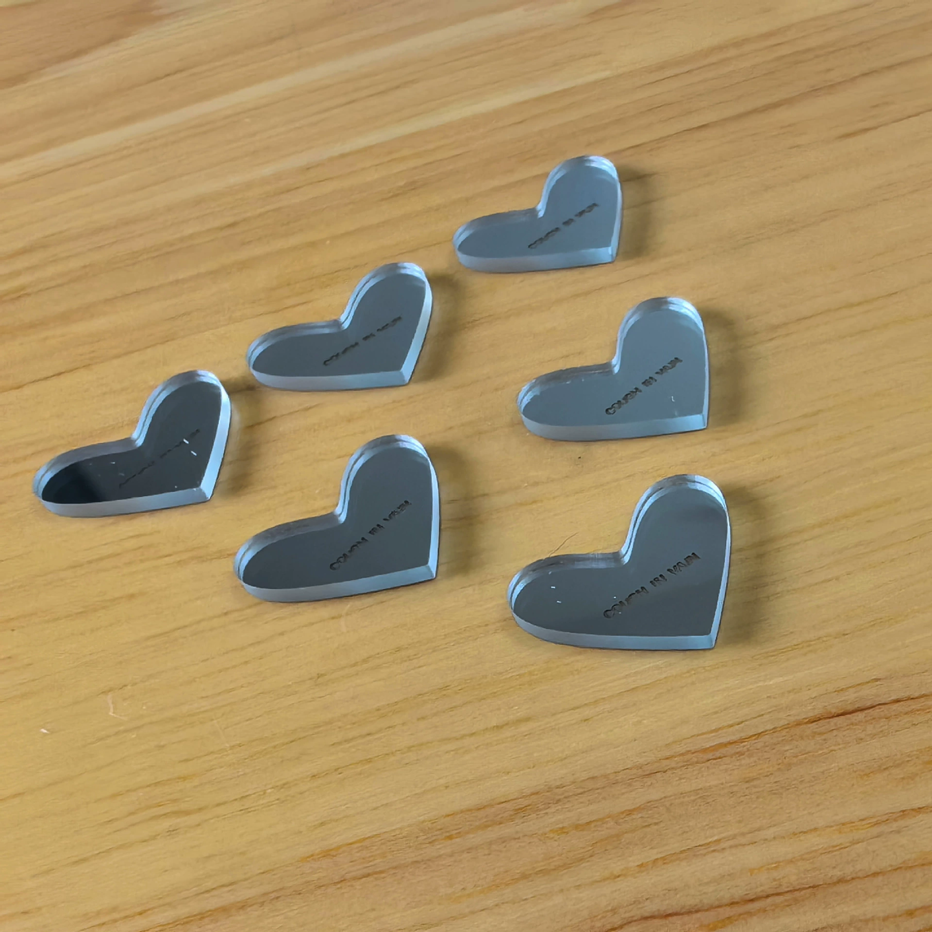 Производители поставляют стекло различных форм, включая стекло в форме сердца, закаленные стеклянные панели и обработанные матовым стеклом.