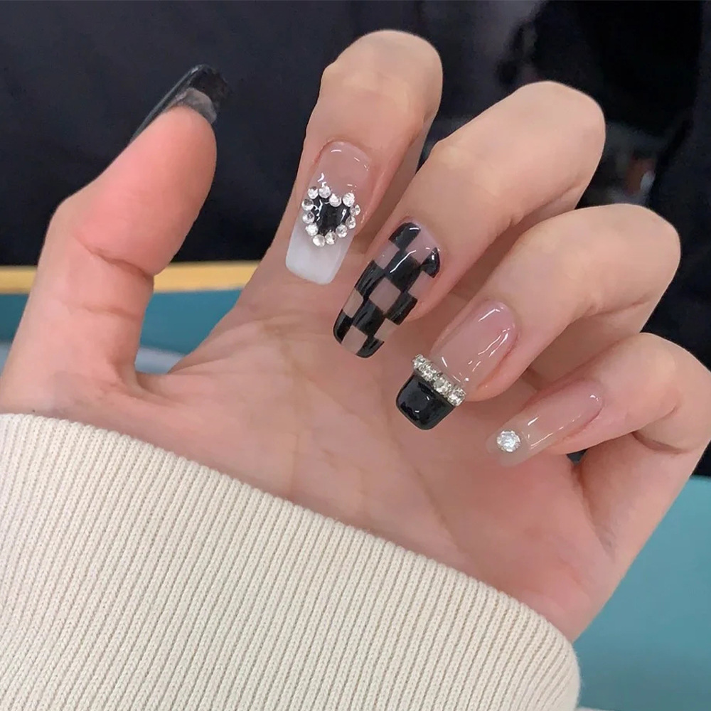 Ventas transfronterizas calientes de diamantes para usar uñas de base de polvo cuadrícula amor moda manicure estilo dulce y elegante parche de uñas