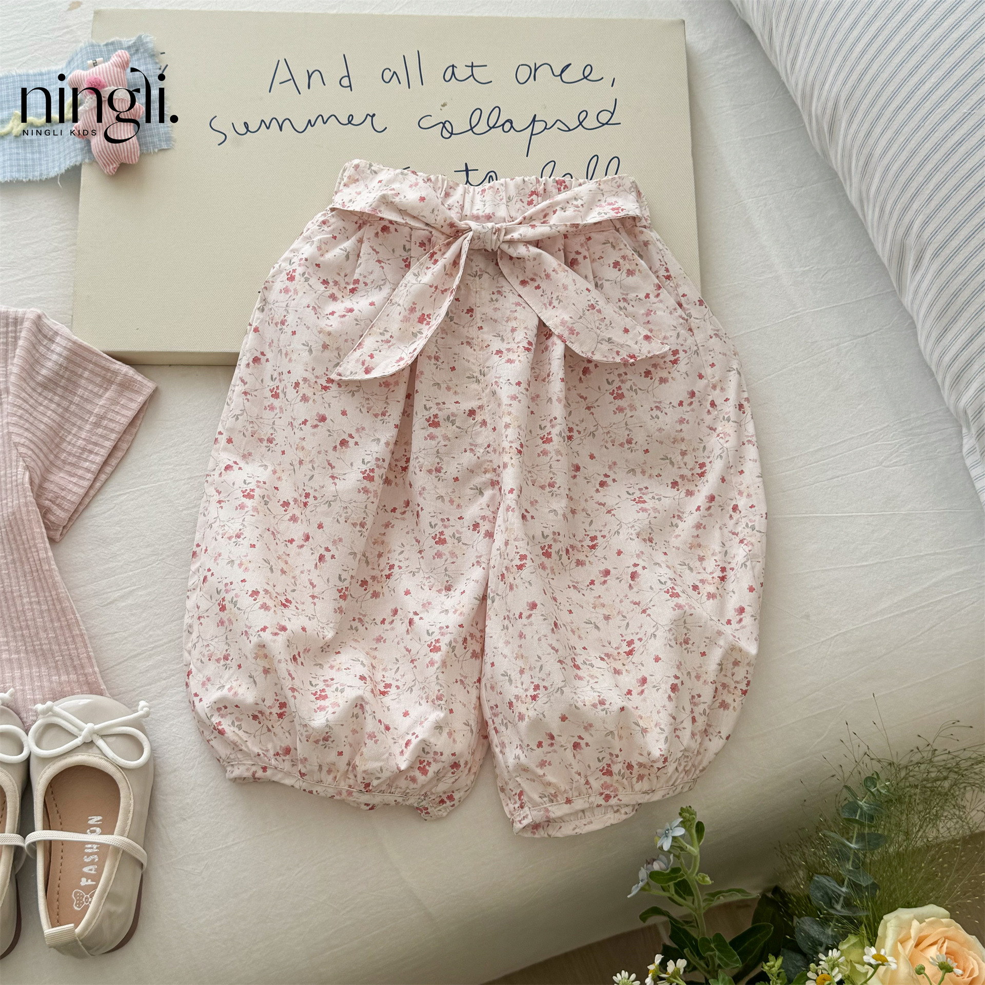 ライムの女の子のスーツの夏服の新型の洋気の赤ちゃんの半袖のtシャツの子供のズボンの夏の薄いタイプの赤ちゃんの服