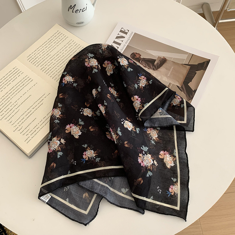 Bufanda de seda Bufanda cuadrada Sense de alta calidad Bufanda cuadrada pequeña decorativa Bufanda pequeña Bufanda multiusos Verano femenino Estilo pastoral Cinturón para el cabello Atar el cabello