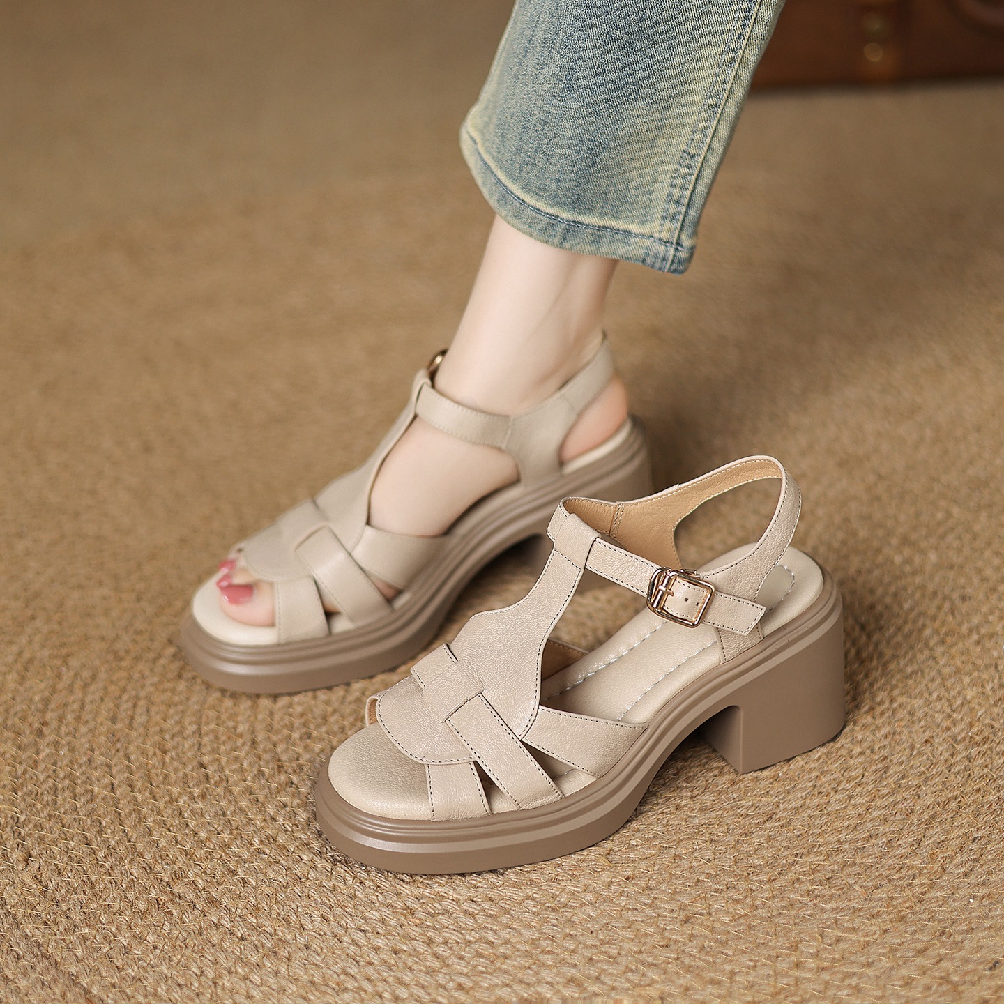 Sandal nữ mũi vuông hở mũi da cừu gót vuông cao 9 cm quai chữ T kiểu La Mã — đen