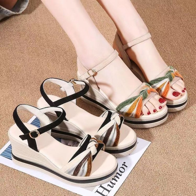 Cuero suave casual versátil nuevo estilo de verano muffins zapatos de altura antideslizante desgaste sandalias de moda para mujeres