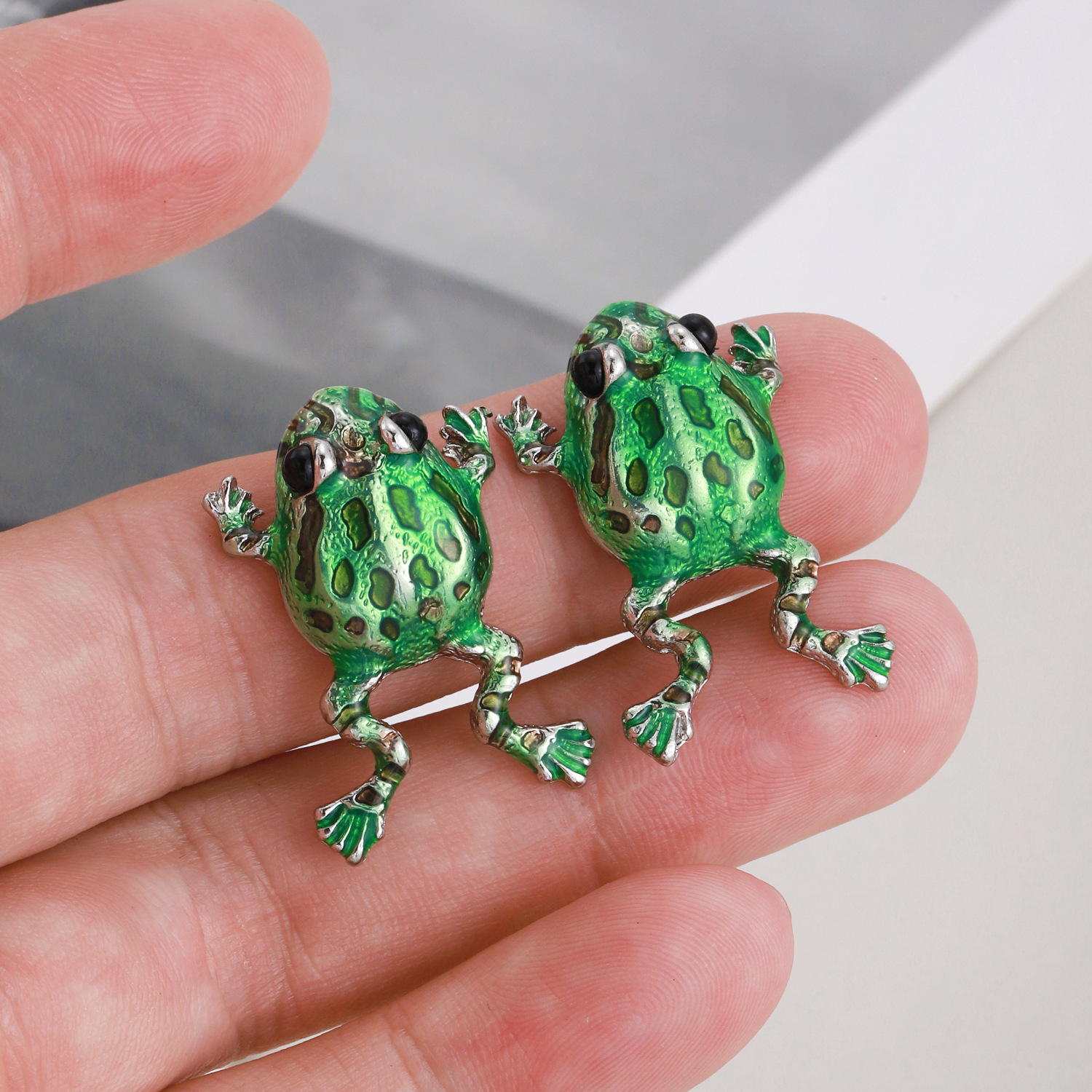 1 Pair Simple Style Frog Inlay Copper Rhinestones Ear Studs display picture 4