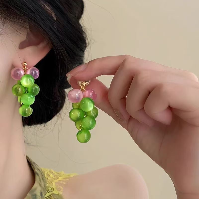 春夏のレトロなニッチなブドウの耳クリップ、ピアスなしの女性用、ニッチなデザイン、ハイエンドの気質、多用途のホワイトイヤリング|undefined