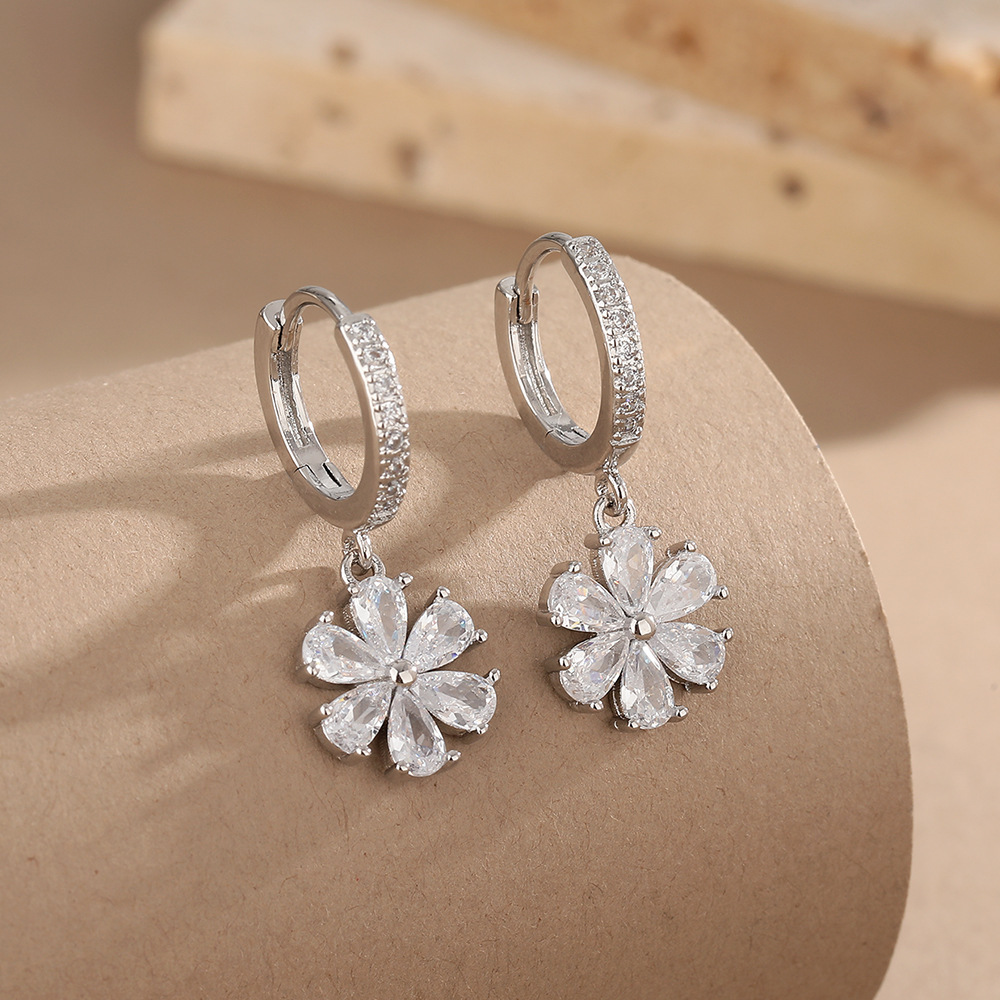 Nuevo nicho de diseño ligero de auriculares de lujo, pequeñas flores frescas, estilo de alta calidad, temperamento simple, auriculares simples