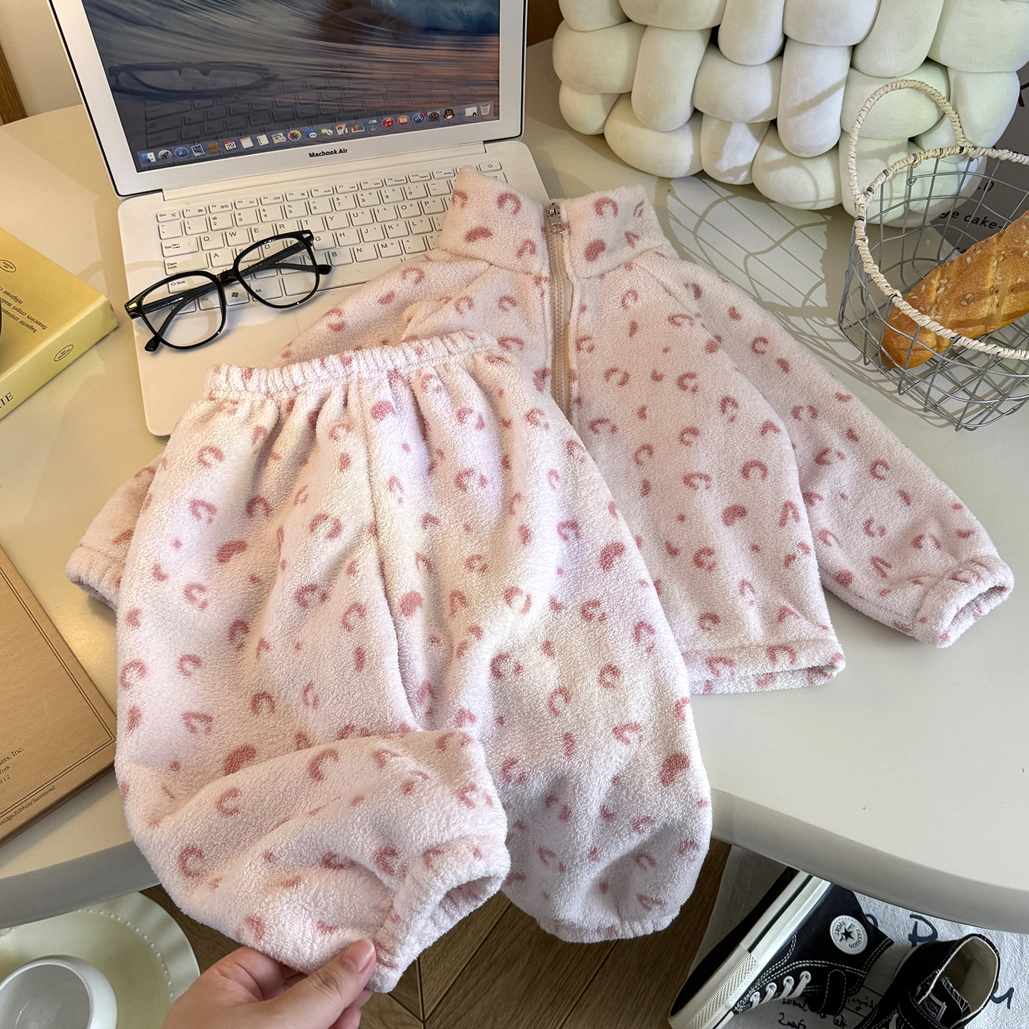 Invierno nuevo terciopelo grueso ropa de hogar para niños, hombres y mujeres, niños y niñas con un conjunto de calor coreano de ropa infantil al por mayor