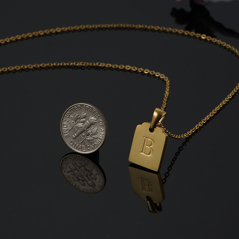 Colar com pingente de letra personalizado em aço dourado_voghion.com