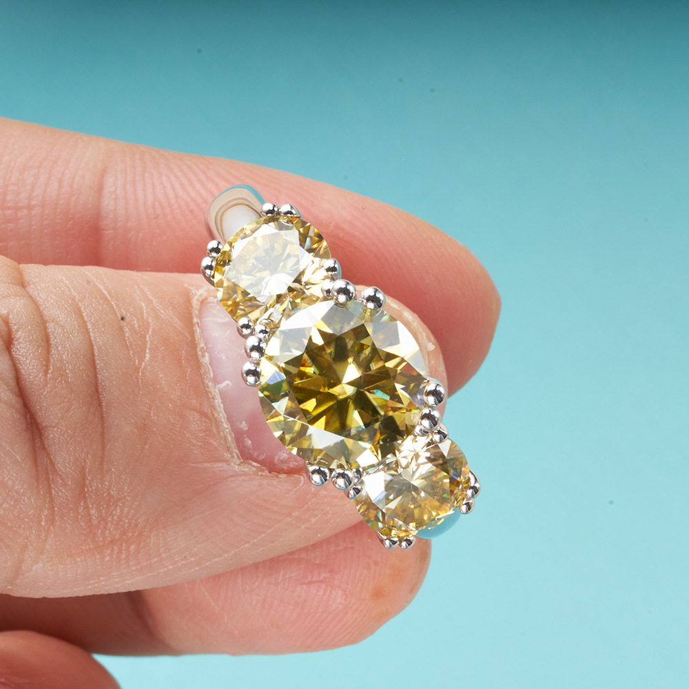 Europa y los Estados Unidos de tres piedras de 5 quilates D color anillo de piedra de mosaico s925 plata galvanizado anillo de oro k ventas calientes