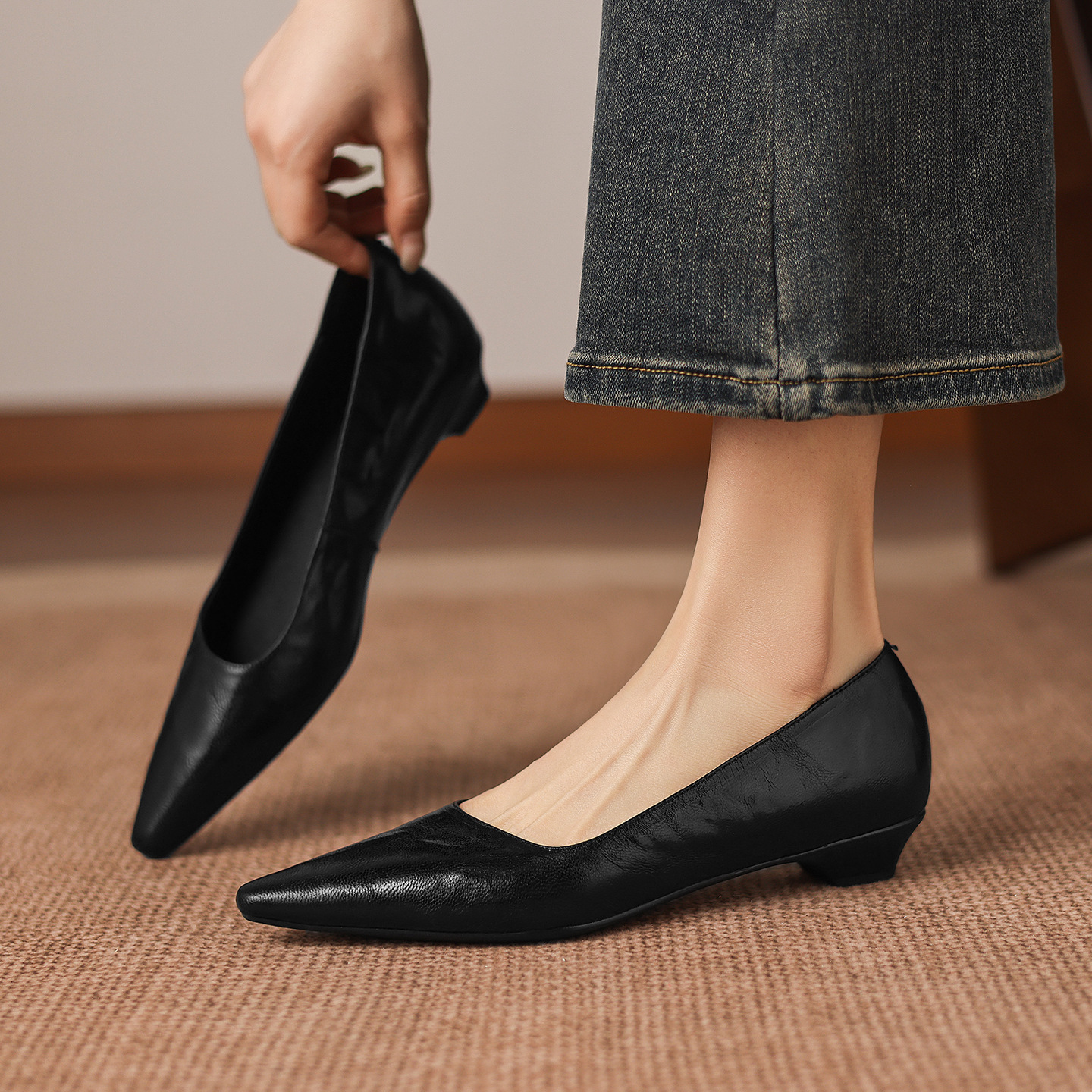 Giày cao gót nữ mũi nhọn da cừu gót thấp 2.5 cm — đen