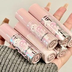 ブラックNANA猫のフワフワした柔らかい霧のリップクリーム女子学生のすっぴんは白いつや消しの唇の釉薬の空気の唇の泥の口紅を現します。
