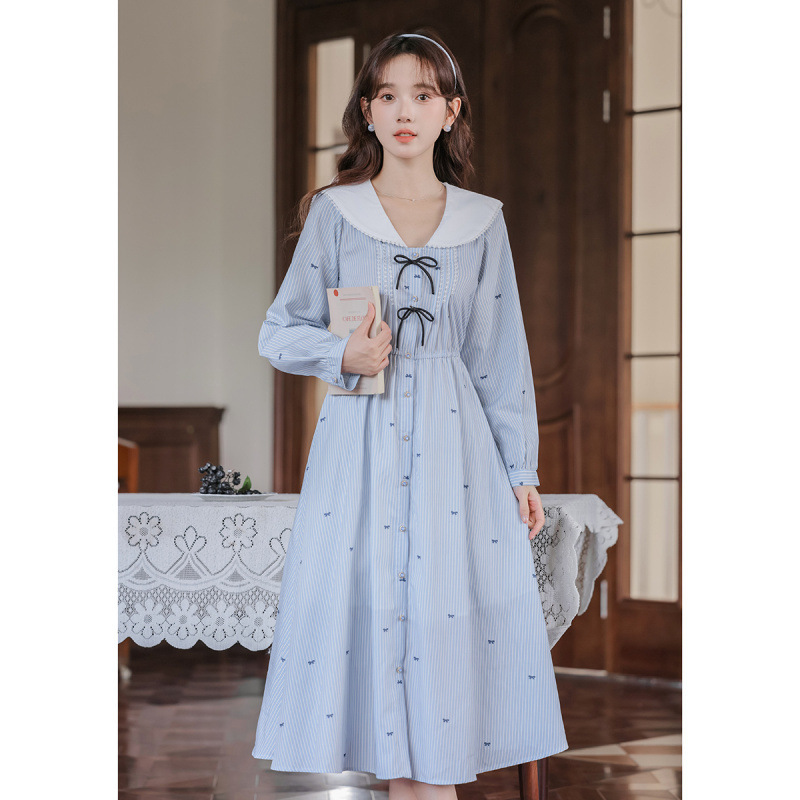 Academy-style sweet and youthful navy collar blue striped dress for women with bow print, elegant and waist-cinching long dress