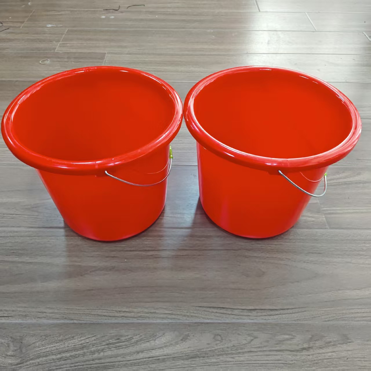 Cubo de plástico rojo de color sólido para el hogar, cubo portátil para el hogar, cubo redondo engrosado, cubo de lavandería para dormitorio estudiantil, venta al por mayor. image 4