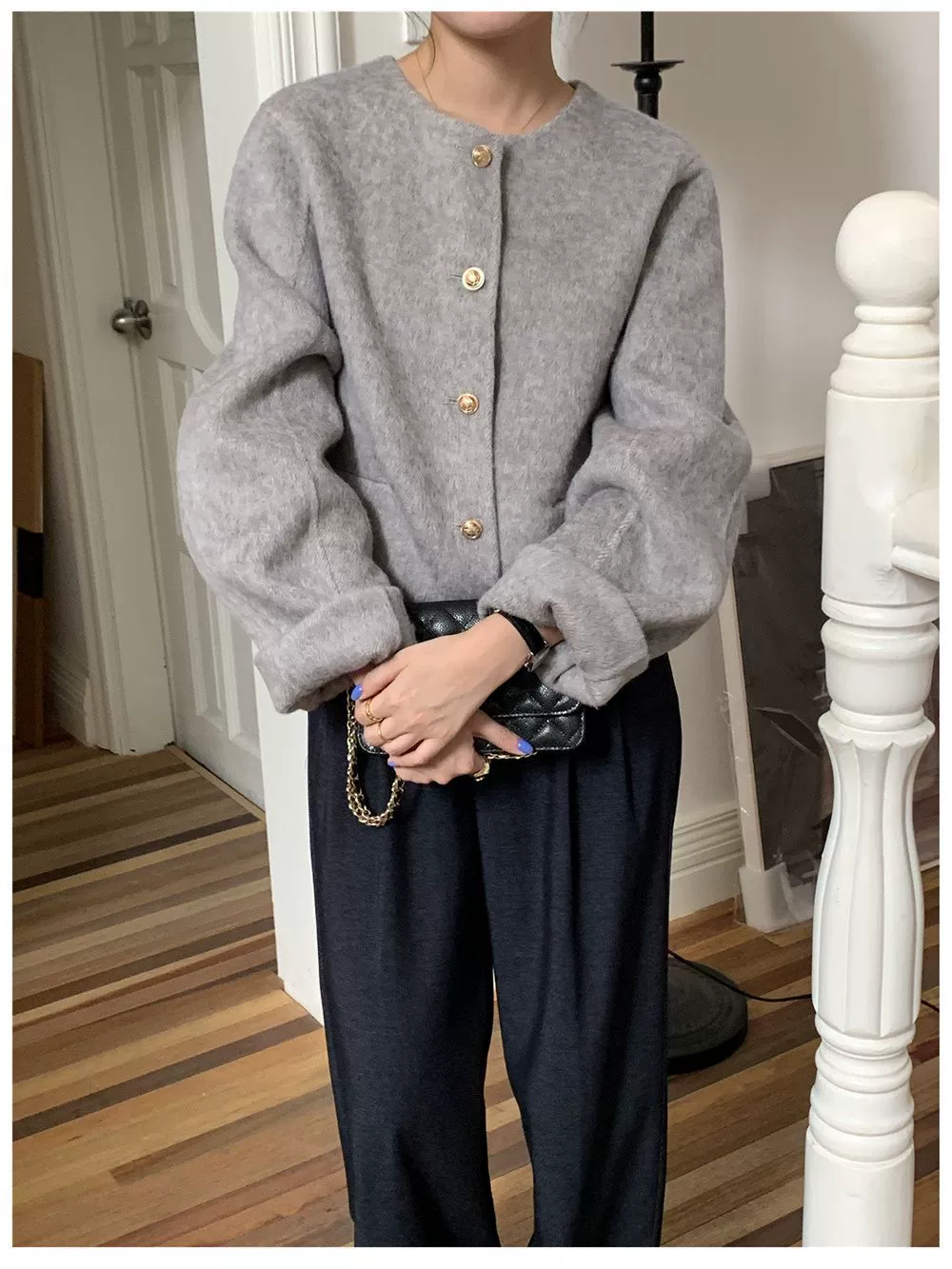П metal woolen short jacket with a round collar?
