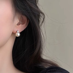 シンプルで優雅な真珠のピアス