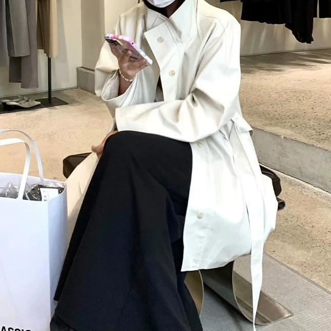 White trench coat, short jacket, British style