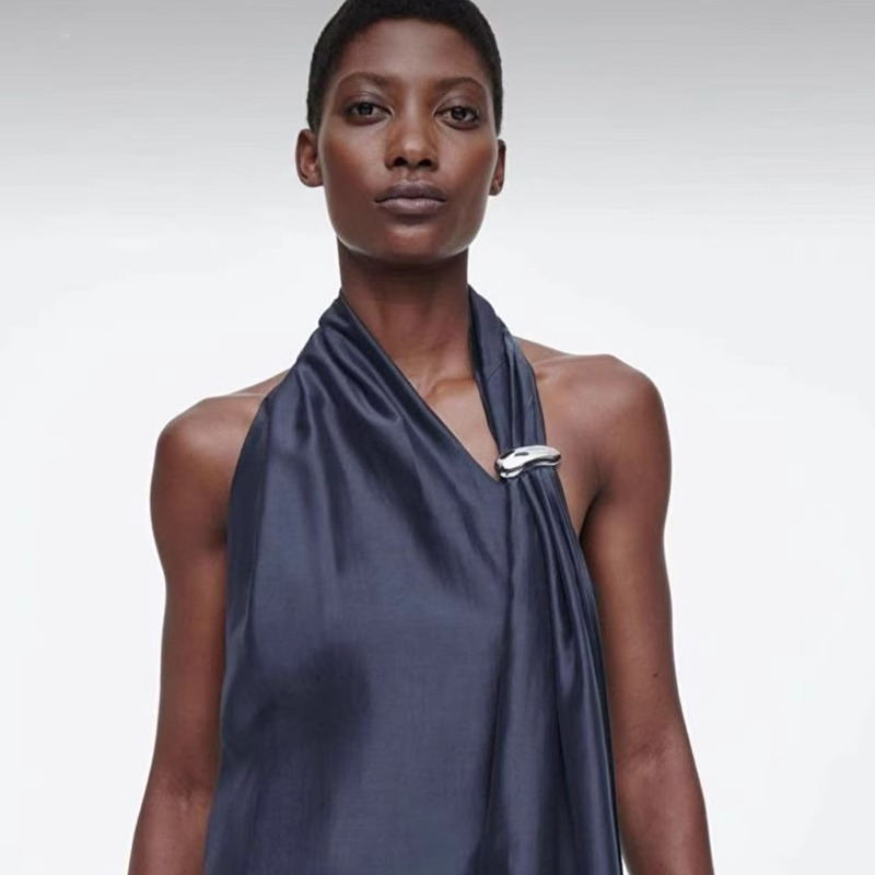 Minimalistische Brosche aus glattem Metall im Nischendesign – ein modisches und hochwertiges Accessoire für Damen, das die Taille schmückt und perfekt zu Anzugjacken passt._voghion.com