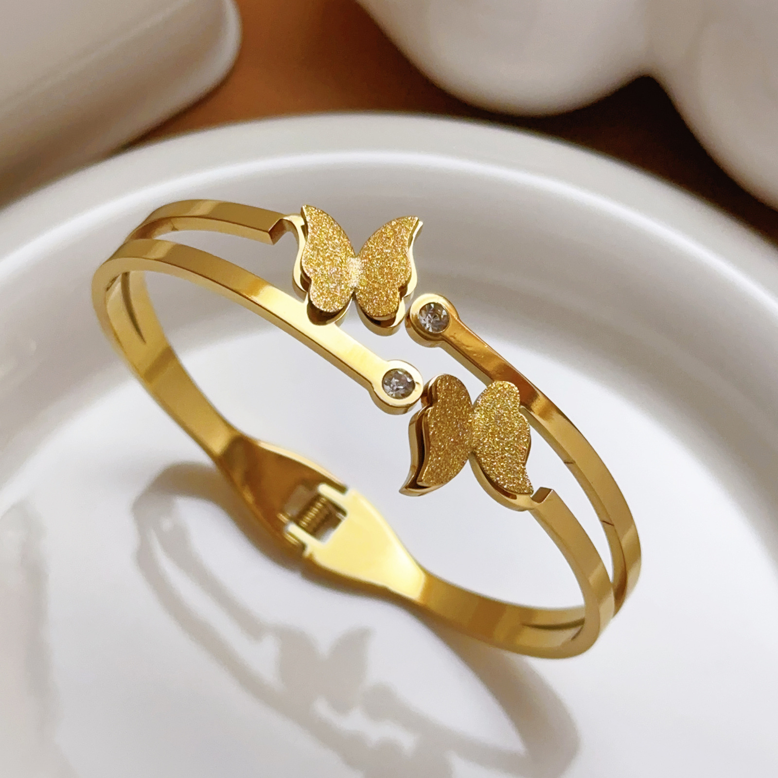 Europa y los Estados Unidos transfronterizos oro doble mariposa hueco de moda simple pulsera de mujer abertura mariposa esmerilado joyas de pulsera de acero de titanio